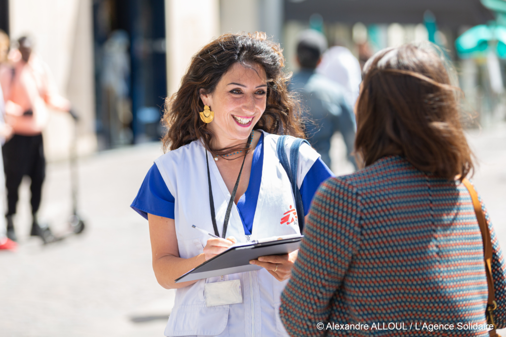 Equipe Médecins Sans Frontières en action dans les rues de Paris